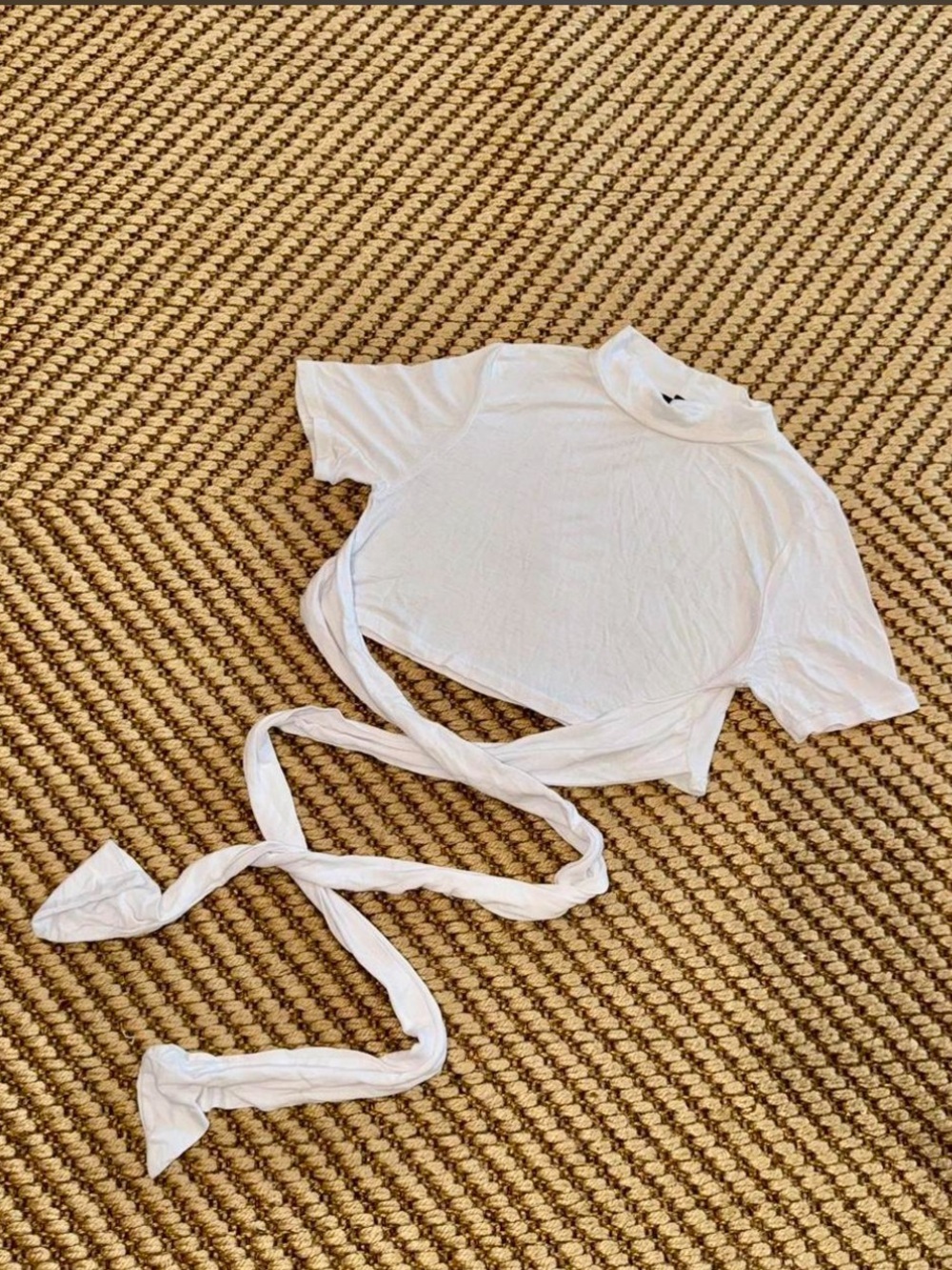 PrettyLittleThing White Tie-Front Short Sleeve Crop Top